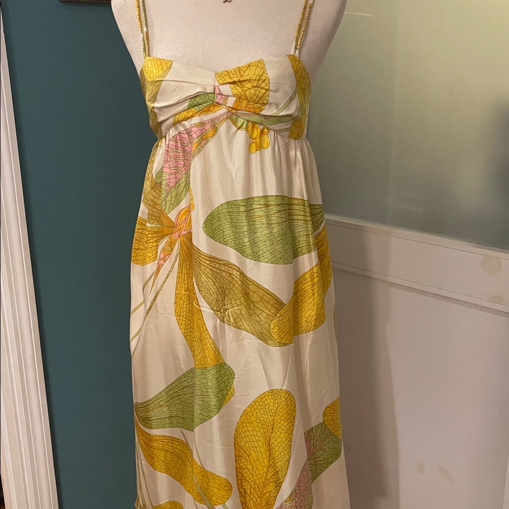 Designer Nieves Lavi Label